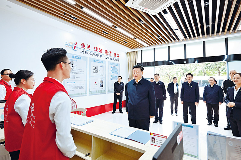 2023年12月14日至15日,中共中央總書記、國(guó)家主席、中央軍委主席習(xí)近平在廣西考察。這是14日上午,習(xí)近平在南寧市良慶區(qū)蟠龍社區(qū)黨群服務(wù)中心考察。 新華社記者 燕雁/攝