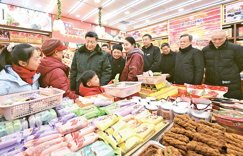 2024年2月1日至2日,中共中央總書記、國(guó)家主席、中央軍委主席習(xí)近平來(lái)到天津,看望慰問(wèn)基層干部群眾。這是1日下午,習(xí)近平在天津古文化街考察時(shí),走進(jìn)店鋪同現(xiàn)場(chǎng)群眾互動(dòng)交流。 新華社記者 謝環(huán)馳/攝