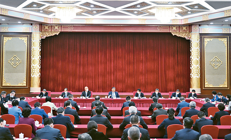 2023年3月6日，中共中央總書記、國(guó)家主席、中央軍委主席習(xí)近平看望參加全國(guó)政協(xié)十四屆一次會(huì)議的民建、工商聯(lián)界委員，并參加聯(lián)組會(huì)，聽(tīng)取意見(jiàn)和建議。中共中央政治局常委、全國(guó)政協(xié)十四屆一次會(huì)議主席團(tuán)會(huì)議主持人王滬寧，中共中央政治局常委蔡奇、丁薛祥參加看望和討論。 新華社記者 謝環(huán)馳/攝